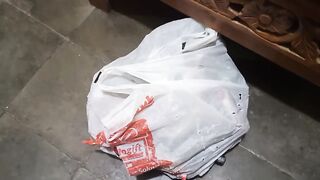 menemukan sebuah kantong plastik berisi mainan superhero