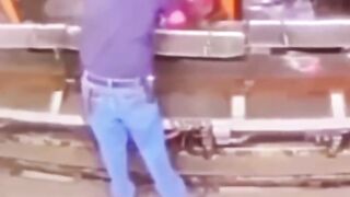 Jepang mengembangkan teknologi ubin piezoelektrik yang mampu mengubah langkah kaki manusia 2