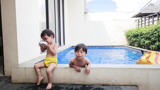 Anak kecil berenang