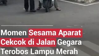 MOMEN SESAMA APARAT CEKCOK DI JALANAN
