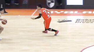 Wasit nggak pakai ragu langsung tunjuk titik putih dan kasih kartu merah! ???????? 2