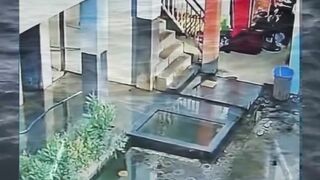 Belum sampai atas, udah turun lagi ???? kepleset tapi lucunya kebangetan! #lucu #fail #ketawa