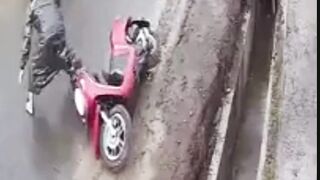 Kenapa langsung nengok kebelakang kak? Mau nyalahin siapa