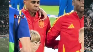 Kenapa pemain Spanyol cuma diem pas lagu kebangsaan diputar? ????????????