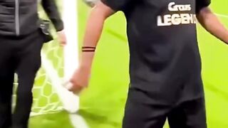 Senyum yang membuat dunia jatuh cinta pada sepak bola. ????????✨