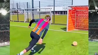 Momen 'Titanic' versi lapangan hijau! ????⚽️ Ternyata Mbappé fans berat Lee Kang-in ya