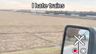 Kereta Panjang Gila, Nunggunya Bikin Emosi