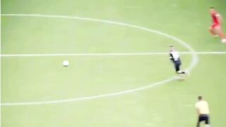 Noah Atubolu dari SC Freiburg melakukan penyelamatan yang tampaknya mustahil secara fisik ketika timnya sudah tertinggal 1-0.