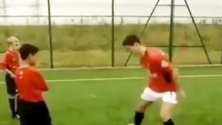 Pada tahun 2003, saat Cristiano Ronaldo baru bergabung dengan Manchester United (MU)