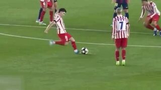 Tendangan bebas Álvarez ke gawang Barcelona benar-benar menunjukkan sebuah presisi yang luar biasa