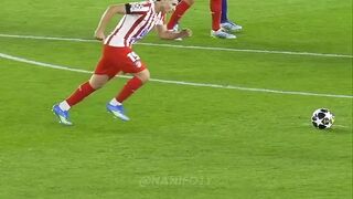 Julian Alvarez Hancurkan Barca Lewat Free Kick