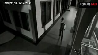 di ganggu direkaman cctv