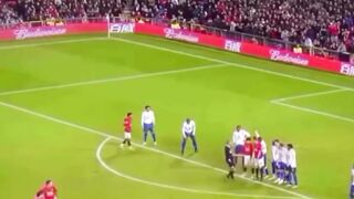 Ada free-kick yang bukan cuma gol, tapi jadi legenda.