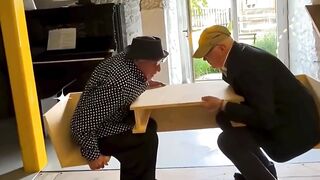 Siapa sangka ada furniture unik yang bikin kamu nggak bisa duduk sendirian? ????