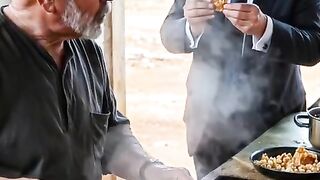 os poderosos fazendo comida