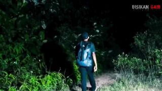 di ludahin pocong