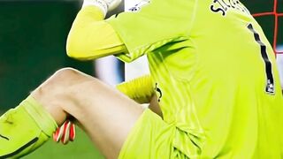 Siapa bilang kiper harus selalu hidup sehat? ????????