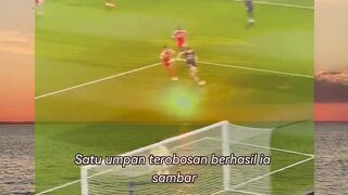 Satu umpan terobosan berhasil ia sambar!