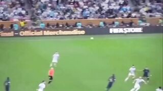 Menit ke-123. Final Piala Dunia. Prancis mendapatkan kesempatan terakhir.