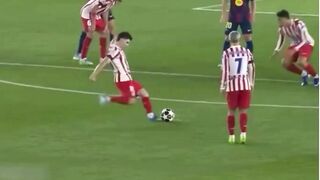 Tendangan bebas Julián Álvarez ke gawang Barcelona