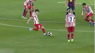 Tendangan bebas Julián Álvarez ke gawang Barcelona 2