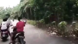 Jepang mengembangkan teknologi ubin piezoelektrik yang mampu mengubah langkah kaki manusia menjadi sumber energi listrik. Ubin