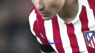 Momen magis terjadi di Camp Nou saat bintang 'Albiceleste' ini pamer kelas lewat tendangan bebas yang super akurat.
