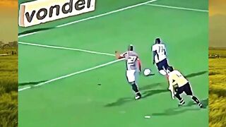 Sepak bola itu sederhana… sampai momen absurd datang dan bikin semuanya nggak masuk akal ????