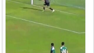 Kadang… penjaga gawang bukan cuma penyelamat—mereka adalah bintang utama. ????????