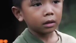 Seorang anak kecil dengan perut lapar