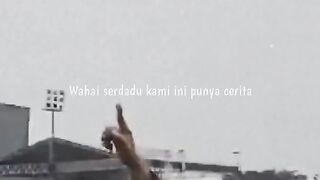 Kumpulan TNI baret merah sedang menyanyikan yel yel bersama