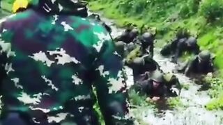 Prajurit TNI sedang latihan di dalam parit