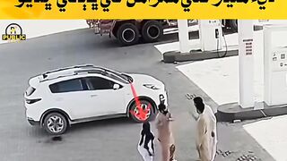 Unable to bear her father's disrespect, the daughter directly picked up a gun.