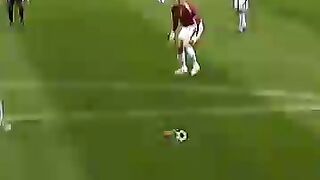 kiper ini bikin gol paling gila