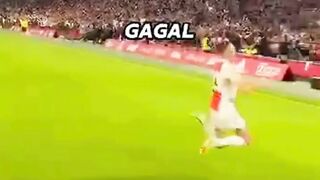 Ternyata selebrasi knee slide nggak semudah kelihatannya!