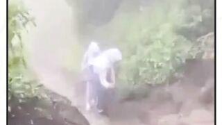 Dua anak SMA itu bukan sengaja naik gunung dengan pakaian seragam lengkap seperti itu ya guys...