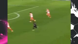 Kadang bola emang lebih sayang sama wajah daripada sama kaki! ????⚽️