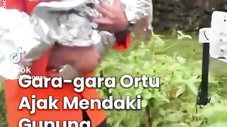 Baby bring with her parent to climb the mountain