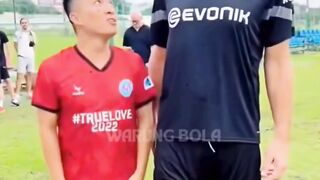 Punya badan gede aja udah ngeri, apalagi kalau jago gocek! ????⚽