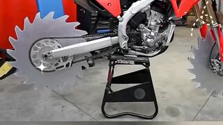 Aksi Nekat Pemuda Rusia Ganti Ban Motor Jadi Roda Gergaji