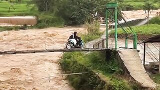 Menyeberangi sungai 2