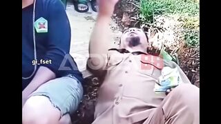 Niatnya flexing lempar rokok biar masuk mulut.
