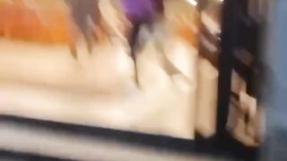 Kembali terjadi seorang wanita melabrak suami dan selingkuhannya di Mie Gacoan