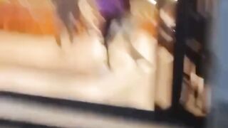 Kembali terjadi seorang wanita melabrak suami dan selingkuhannya di Mie Gacoan 2