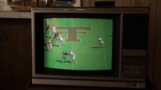 Young.Sheldon.S01E05.A Solar Calculator, a Game Ball, and a Cheerleader's Bosom