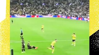 Dua orang ini masih belum mau berhenti bikin dunia sepak bola heboh