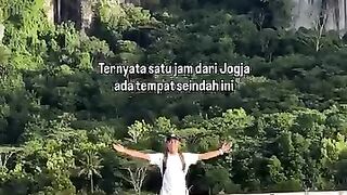 Vibesnya kaya di luar negeri tapi ini di Jogja, ini adalah wisata Embung Nglanggeran yang ada di Patuk Gunungkidul DIY.