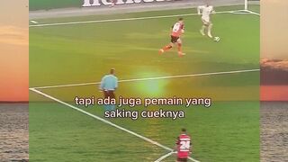 Ada pemain jago ada juga pemain yang saking cueknya gak butuh sepak bola