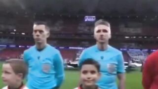 Wasit jelas tampak seperti sedang mencoba mendukung Atletico Madrid dalam pertandingan semalam melawan FC Barcelona.