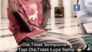 Dia tidak sempurna tapi dia tidak lupa sma penciptanya, dia desang kesulitan tapi dia tdk lupa sholat, lantas bagaimana dengan kita????????